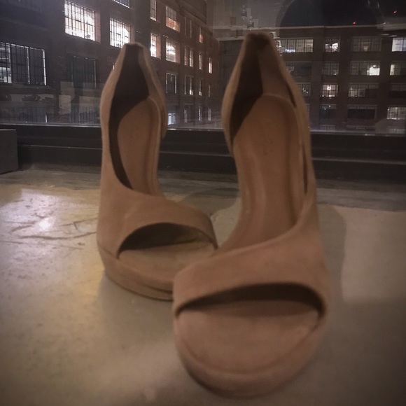 BCBGMAXAZRIA TAN BEIGE SUEDE WOOD HEEL - Picture 3 of 4